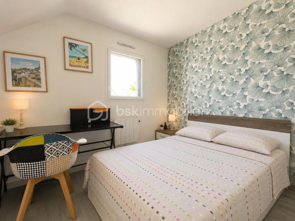 À vendre – Maison familiale 112 m² – 4 chambres – terrain 591 m²
Venez découvrir cette belle maison familiale de 112 m², idéalement située dans un environnement agréable, à seulement quelques minutes de Dinan, sur un terrain de 591 m².
Au rez-de-chaussée, vous profiterez d’une grande pièce de vie lumineuse avec salon-séjour et cuisine ouverte, idéale pour partager des moments en famille. Une arrière-cuisine pratique complète l’espace, ainsi qu’une chambre avec WC offrant un confort de vie de plain-pied.
À l’étage, la maison dispose de trois belles chambres, d’une salle de bain et d’un WC indépendant.
À l’extérieur, vous bénéficierez d’un terrain agréable et facile d’entretien ainsi que d’un carport permettant de stationner une voiture.
La maison est très bien située avec un arrêt de navette gratuit juste devant la maison, desservi toutes les 15 minutes, offrant un accès pratique aux alentours et à Dinan.
Maison spacieuse, fonctionnelle et lumineuse, idéale pour une famille recherchant calme et confort tout en restant proche des commodités.
📞 Pour plus d’informations ou organiser une visite, n’hésitez pas à me contacter.