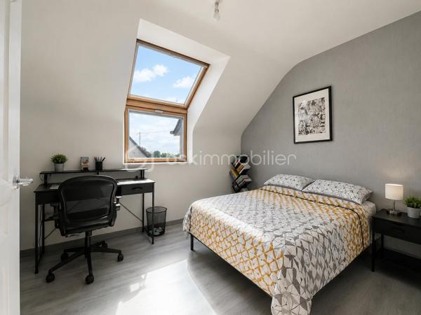 À vendre – Maison familiale 112 m² – 4 chambres – terrain 591 m²
Venez découvrir cette belle maison familiale de 112 m², idéalement située dans un environnement agréable, à seulement quelques minutes de Dinan, sur un terrain de 591 m².
Au rez-de-chaussée, vous profiterez d’une grande pièce de vie lumineuse avec salon-séjour et cuisine ouverte, idéale pour partager des moments en famille. Une arrière-cuisine pratique complète l’espace, ainsi qu’une chambre avec WC offrant un confort de vie de plain-pied.
À l’étage, la maison dispose de trois belles chambres, d’une salle de bain et d’un WC indépendant.
À l’extérieur, vous bénéficierez d’un terrain agréable et facile d’entretien ainsi que d’un carport permettant de stationner une voiture.
La maison est très bien située avec un arrêt de navette gratuit juste devant la maison, desservi toutes les 15 minutes, offrant un accès pratique aux alentours et à Dinan.
Maison spacieuse, fonctionnelle et lumineuse, idéale pour une famille recherchant calme et confort tout en restant proche des commodités.
📞 Pour plus d’informations ou organiser une visite, n’hésitez pas à me contacter.