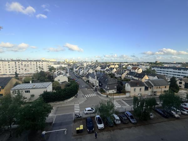 À seulement 200 mètres de Rennes et au pied de toutes les commodités, laissez-vous séduire par cet appartement situé au 8ᵉ étage, offrant une vue exceptionnelle et totalement dégagée.
Dès l’entrée, vous découvrez un agencement fonctionnel avec une cuisine séparée, aménagée et équipée, un WC indépendant, ainsi que deux chambres confortables et une salle d’eau avec loggia. 
Le véritable atout de ce bien ? Un grand salon-séjour baigné de lumière, offrant un superbe espace de vie, avec la possibilité d’aménager facilement une troisième chambre selon vos besoins.
 Vous disposerez également de nombreux rangements grâce aux placards dans le couloir.
👉 En bonus : une cave et une place de parking privative, un vrai plus au quotidien !
On aime :
✔ La vue dégagée sans vis-à-vis
✔ La luminosité naturelle
✔ Le potentiel d’évolution (3 chambres possibles)
✔ L’emplacement stratégique, proche de tout
💡 Idéal pour une famille, un premier achat ou un investissement locatif rentable.
A venir visiter sans plus tarder. 
Un conseiller disponible 7/7.