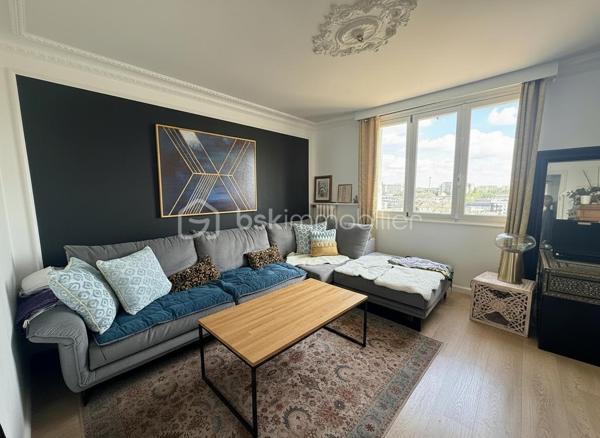 À seulement 200 mètres de Rennes et au pied de toutes les commodités, laissez-vous séduire par cet appartement situé au 8ᵉ étage, offrant une vue exceptionnelle et totalement dégagée.
Dès l’entrée, vous découvrez un agencement fonctionnel avec une cuisine séparée, aménagée et équipée, un WC indépendant, ainsi que deux chambres confortables et une salle d’eau avec loggia. 
Le véritable atout de ce bien ? Un grand salon-séjour baigné de lumière, offrant un superbe espace de vie, avec la possibilité d’aménager facilement une troisième chambre selon vos besoins.
 Vous disposerez également de nombreux rangements grâce aux placards dans le couloir.
👉 En bonus : une cave et une place de parking privative, un vrai plus au quotidien !
On aime :
✔ La vue dégagée sans vis-à-vis
✔ La luminosité naturelle
✔ Le potentiel d’évolution (3 chambres possibles)
✔ L’emplacement stratégique, proche de tout
💡 Idéal pour une famille, un premier achat ou un investissement locatif rentable.
A venir visiter sans plus tarder. 
Un conseiller disponible 7/7.