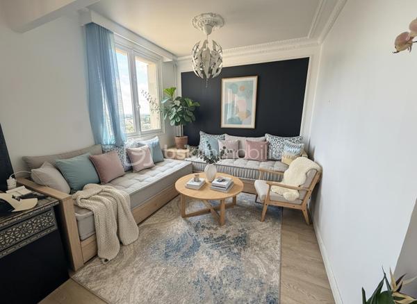À seulement 200 mètres de Rennes et au pied de toutes les commodités, laissez-vous séduire par cet appartement situé au 8ᵉ étage, offrant une vue exceptionnelle et totalement dégagée.
Dès l’entrée, vous découvrez un agencement fonctionnel avec une cuisine séparée, aménagée et équipée, un WC indépendant, ainsi que deux chambres confortables et une salle d’eau avec loggia. 
Le véritable atout de ce bien ? Un grand salon-séjour baigné de lumière, offrant un superbe espace de vie, avec la possibilité d’aménager facilement une troisième chambre selon vos besoins.
 Vous disposerez également de nombreux rangements grâce aux placards dans le couloir.
👉 En bonus : une cave et une place de parking privative, un vrai plus au quotidien !
On aime :
✔ La vue dégagée sans vis-à-vis
✔ La luminosité naturelle
✔ Le potentiel d’évolution (3 chambres possibles)
✔ L’emplacement stratégique, proche de tout
💡 Idéal pour une famille, un premier achat ou un investissement locatif rentable.
A venir visiter sans plus tarder. 
Un conseiller disponible 7/7.
