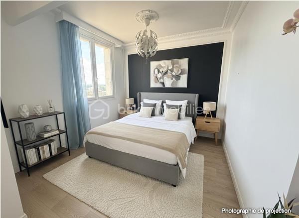 À seulement 200 mètres de Rennes et au pied de toutes les commodités, laissez-vous séduire par cet appartement situé au 8ᵉ étage, offrant une vue exceptionnelle et totalement dégagée.
Dès l’entrée, vous découvrez un agencement fonctionnel avec une cuisine séparée, aménagée et équipée, un WC indépendant, ainsi que deux chambres confortables et une salle d’eau avec loggia. 
Le véritable atout de ce bien ? Un grand salon-séjour baigné de lumière, offrant un superbe espace de vie, avec la possibilité d’aménager facilement une troisième chambre selon vos besoins.
 Vous disposerez également de nombreux rangements grâce aux placards dans le couloir.
👉 En bonus : une cave et une place de parking privative, un vrai plus au quotidien !
On aime :
✔ La vue dégagée sans vis-à-vis
✔ La luminosité naturelle
✔ Le potentiel d’évolution (3 chambres possibles)
✔ L’emplacement stratégique, proche de tout
💡 Idéal pour une famille, un premier achat ou un investissement locatif rentable.
A venir visiter sans plus tarder. 
Un conseiller disponible 7/7.