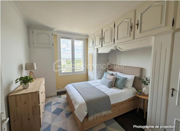 À seulement 200 mètres de Rennes et au pied de toutes les commodités, laissez-vous séduire par cet appartement situé au 8ᵉ étage, offrant une vue exceptionnelle et totalement dégagée.
Dès l’entrée, vous découvrez un agencement fonctionnel avec une cuisine séparée, aménagée et équipée, un WC indépendant, ainsi que deux chambres confortables et une salle d’eau avec loggia. 
Le véritable atout de ce bien ? Un grand salon-séjour baigné de lumière, offrant un superbe espace de vie, avec la possibilité d’aménager facilement une troisième chambre selon vos besoins.
 Vous disposerez également de nombreux rangements grâce aux placards dans le couloir.
👉 En bonus : une cave et une place de parking privative, un vrai plus au quotidien !
On aime :
✔ La vue dégagée sans vis-à-vis
✔ La luminosité naturelle
✔ Le potentiel d’évolution (3 chambres possibles)
✔ L’emplacement stratégique, proche de tout
💡 Idéal pour une famille, un premier achat ou un investissement locatif rentable.
A venir visiter sans plus tarder. 
Un conseiller disponible 7/7.