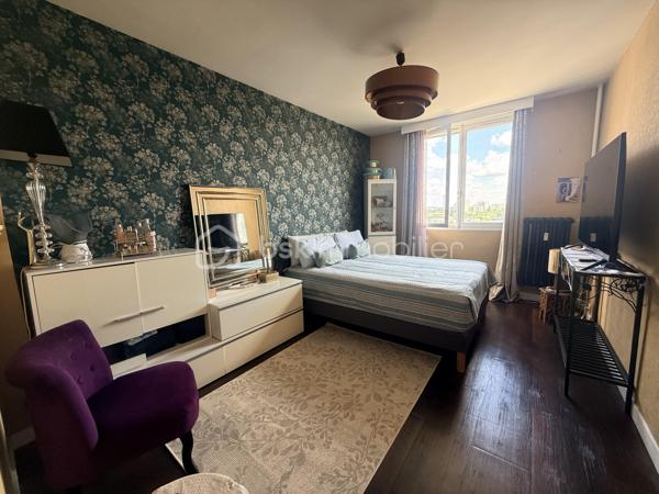 À seulement 200 mètres de Rennes et au pied de toutes les commodités, laissez-vous séduire par cet appartement situé au 8ᵉ étage, offrant une vue exceptionnelle et totalement dégagée.
Dès l’entrée, vous découvrez un agencement fonctionnel avec une cuisine séparée, aménagée et équipée, un WC indépendant, ainsi que deux chambres confortables et une salle d’eau avec loggia. 
Le véritable atout de ce bien ? Un grand salon-séjour baigné de lumière, offrant un superbe espace de vie, avec la possibilité d’aménager facilement une troisième chambre selon vos besoins.
 Vous disposerez également de nombreux rangements grâce aux placards dans le couloir.
👉 En bonus : une cave et une place de parking privative, un vrai plus au quotidien !
On aime :
✔ La vue dégagée sans vis-à-vis
✔ La luminosité naturelle
✔ Le potentiel d’évolution (3 chambres possibles)
✔ L’emplacement stratégique, proche de tout
💡 Idéal pour une famille, un premier achat ou un investissement locatif rentable.
A venir visiter sans plus tarder. 
Un conseiller disponible 7/7.