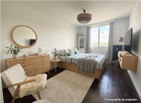 À seulement 200 mètres de Rennes et au pied de toutes les commodités, laissez-vous séduire par cet appartement situé au 8ᵉ étage, offrant une vue exceptionnelle et totalement dégagée.
Dès l’entrée, vous découvrez un agencement fonctionnel avec une cuisine séparée, aménagée et équipée, un WC indépendant, ainsi que deux chambres confortables et une salle d’eau avec loggia. 
Le véritable atout de ce bien ? Un grand salon-séjour baigné de lumière, offrant un superbe espace de vie, avec la possibilité d’aménager facilement une troisième chambre selon vos besoins.
 Vous disposerez également de nombreux rangements grâce aux placards dans le couloir.
👉 En bonus : une cave et une place de parking privative, un vrai plus au quotidien !
On aime :
✔ La vue dégagée sans vis-à-vis
✔ La luminosité naturelle
✔ Le potentiel d’évolution (3 chambres possibles)
✔ L’emplacement stratégique, proche de tout
💡 Idéal pour une famille, un premier achat ou un investissement locatif rentable.
A venir visiter sans plus tarder. 
Un conseiller disponible 7/7.