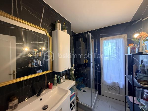 À seulement 200 mètres de Rennes et au pied de toutes les commodités, laissez-vous séduire par cet appartement situé au 8ᵉ étage, offrant une vue exceptionnelle et totalement dégagée.
Dès l’entrée, vous découvrez un agencement fonctionnel avec une cuisine séparée, aménagée et équipée, un WC indépendant, ainsi que deux chambres confortables et une salle d’eau avec loggia. 
Le véritable atout de ce bien ? Un grand salon-séjour baigné de lumière, offrant un superbe espace de vie, avec la possibilité d’aménager facilement une troisième chambre selon vos besoins.
 Vous disposerez également de nombreux rangements grâce aux placards dans le couloir.
👉 En bonus : une cave et une place de parking privative, un vrai plus au quotidien !
On aime :
✔ La vue dégagée sans vis-à-vis
✔ La luminosité naturelle
✔ Le potentiel d’évolution (3 chambres possibles)
✔ L’emplacement stratégique, proche de tout
💡 Idéal pour une famille, un premier achat ou un investissement locatif rentable.
A venir visiter sans plus tarder. 
Un conseiller disponible 7/7.