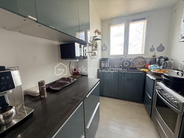 À seulement 200 mètres de Rennes et au pied de toutes les commodités, laissez-vous séduire par cet appartement situé au 8ᵉ étage, offrant une vue exceptionnelle et totalement dégagée.
Dès l’entrée, vous découvrez un agencement fonctionnel avec une cuisine séparée, aménagée et équipée, un WC indépendant, ainsi que deux chambres confortables et une salle d’eau avec loggia. 
Le véritable atout de ce bien ? Un grand salon-séjour baigné de lumière, offrant un superbe espace de vie, avec la possibilité d’aménager facilement une troisième chambre selon vos besoins.
 Vous disposerez également de nombreux rangements grâce aux placards dans le couloir.
👉 En bonus : une cave et une place de parking privative, un vrai plus au quotidien !
On aime :
✔ La vue dégagée sans vis-à-vis
✔ La luminosité naturelle
✔ Le potentiel d’évolution (3 chambres possibles)
✔ L’emplacement stratégique, proche de tout
💡 Idéal pour une famille, un premier achat ou un investissement locatif rentable.
A venir visiter sans plus tarder. 
Un conseiller disponible 7/7.
