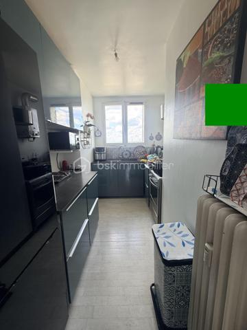À seulement 200 mètres de Rennes et au pied de toutes les commodités, laissez-vous séduire par cet appartement situé au 8ᵉ étage, offrant une vue exceptionnelle et totalement dégagée.
Dès l’entrée, vous découvrez un agencement fonctionnel avec une cuisine séparée, aménagée et équipée, un WC indépendant, ainsi que deux chambres confortables et une salle d’eau avec loggia. 
Le véritable atout de ce bien ? Un grand salon-séjour baigné de lumière, offrant un superbe espace de vie, avec la possibilité d’aménager facilement une troisième chambre selon vos besoins.
 Vous disposerez également de nombreux rangements grâce aux placards dans le couloir.
👉 En bonus : une cave et une place de parking privative, un vrai plus au quotidien !
On aime :
✔ La vue dégagée sans vis-à-vis
✔ La luminosité naturelle
✔ Le potentiel d’évolution (3 chambres possibles)
✔ L’emplacement stratégique, proche de tout
💡 Idéal pour une famille, un premier achat ou un investissement locatif rentable.
A venir visiter sans plus tarder. 
Un conseiller disponible 7/7.