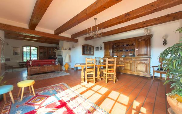 Maison à vendre    6 pièces • 203 m2 Cornillon-Confoux