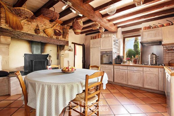 En pleine nature, propriété de caractère avec trois habitations et piscine