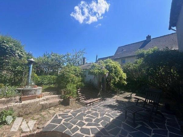 A EVRAN à découvrir grande maison  proche des commodités comprenant : 
 -Au rez-de-chaussée : ...