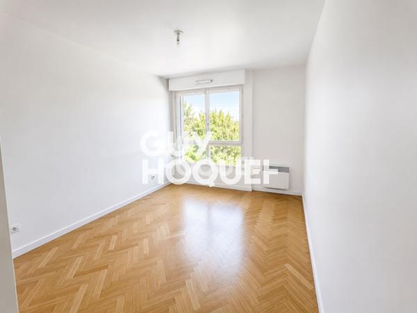 Beau grand 2 pièces récent avec balcon et parking