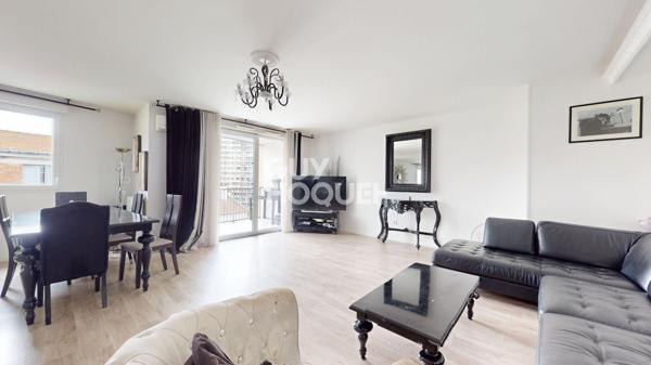150 m² au dernier étage sur la rue principale des Lilas : le genre de perle rare qui n'arrive qu'une fois dans l'année.