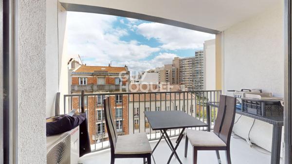 150 m² au dernier étage sur la rue principale des Lilas : le genre de perle rare qui n'arrive qu'une fois dans l'année.