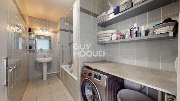 150 m² au dernier étage sur la rue principale des Lilas : le genre de perle rare qui n'arrive qu'une fois dans l'année.