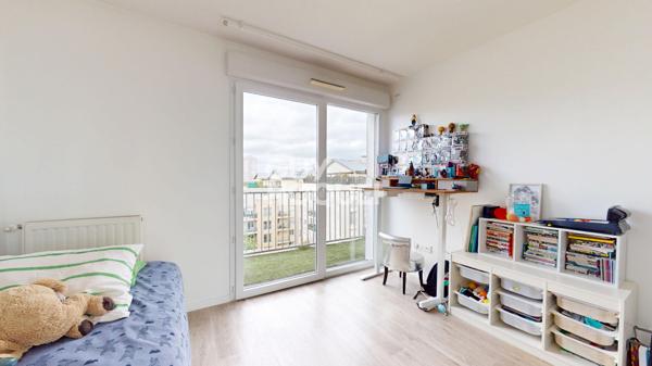 150 m² au dernier étage sur la rue principale des Lilas : le genre de perle rare qui n'arrive qu'une fois dans l'année.