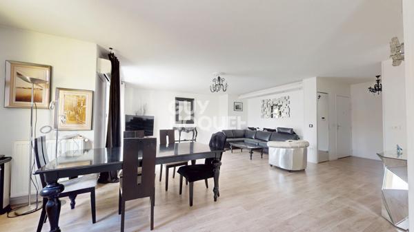 150 m² au dernier étage sur la rue principale des Lilas : le genre de perle rare qui n'arrive qu'une fois dans l'année.