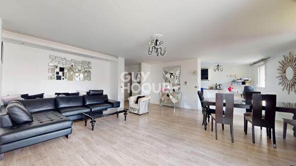 150 m² au dernier étage sur la rue principale des Lilas : le genre de perle rare qui n'arrive qu'une fois dans l'année.