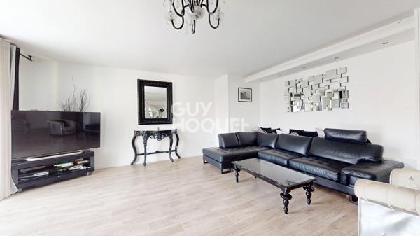 150 m² au dernier étage sur la rue principale des Lilas : le genre de perle rare qui n'arrive qu'une fois dans l'année.