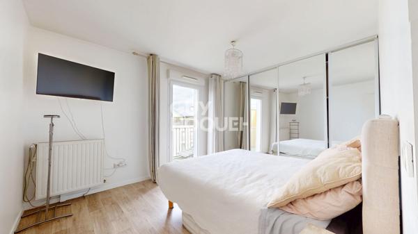 150 m² au dernier étage sur la rue principale des Lilas : le genre de perle rare qui n'arrive qu'une fois dans l'année.