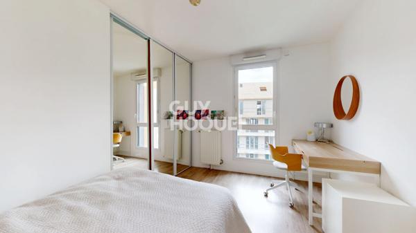 150 m² au dernier étage sur la rue principale des Lilas : le genre de perle rare qui n'arrive qu'une fois dans l'année.