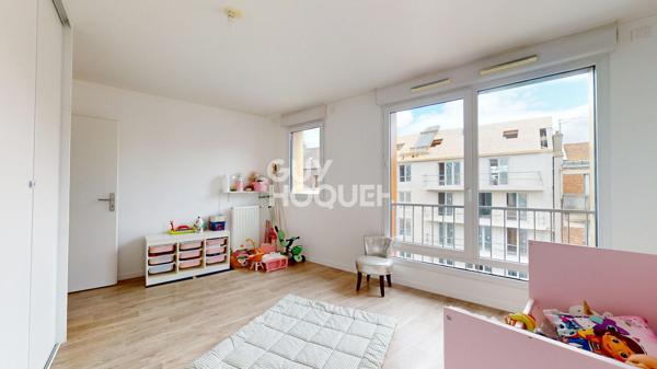 150 m² au dernier étage sur la rue principale des Lilas : le genre de perle rare qui n'arrive qu'une fois dans l'année.