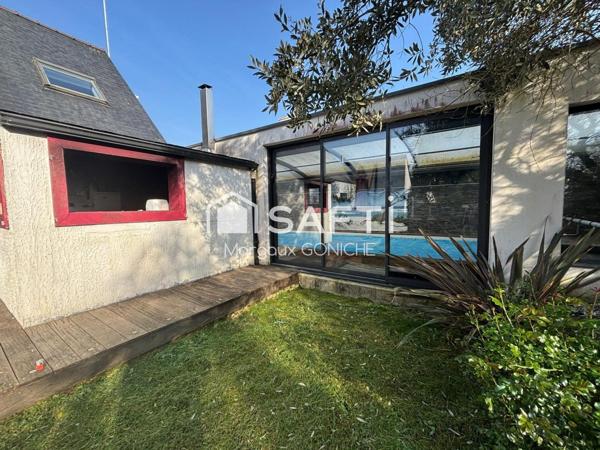 Maison de plain-pied avec piscine, à Theix-Noyalo