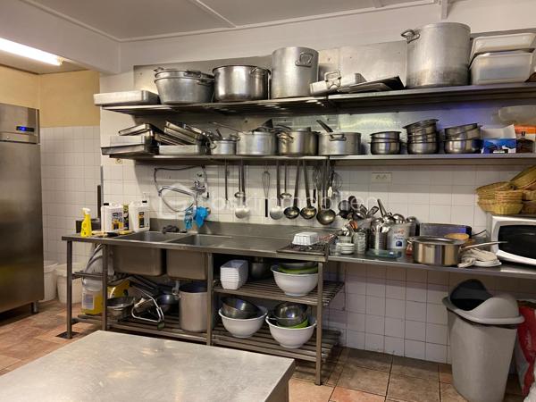 EN EXCLUSIVITÉ : Le restaurant La Grignotière, une institution locale avec une activité lucrative de bar et une licence IV. Idéalement situé dans le village historique de Monfort, très prisé des touristes et des habitués.

Un outil de travail clé en main pour un projet de vie : Cet établissement dispose d'une excellente réputation et est en pleine activité. Il est parfait pour une acquisition immédiate, sans nécessité de travaux, grâce à une cuisine professionnelle fonctionnelle.  Sa grande capacité d'accueil  de 50 à 70 couverts est un atout majeur, avec :

- Une terrasse sous les arcades pour les beaux jours
- Une grande salle intérieure, idéale pour les groupes et les événements privés

Le dynamisme du village, avec ses activités locales, son école primaire et ses commerces, représente un fort potentiel de développement du chiffre d'affaires, parfait pour un projet familial.

Détails de l'offre
Fonds de commerce : 60000 €
Loyer mensuel : 1 300 €, incluant le bar, le restaurant et un appartement T4 de 80m² situé au-dessus, idéal pour un logement de fonction.

En cas d'achat des murs (immeuble) le prix est fixé à 280000 €

Ce fonds de commerce est une véritable opportunité pour un projet de vie, offrant un outil de travail rentable et opérationnel dans un environnement touristique et familial.

Pour plus d'informations ou pour organiser une visite, contactez-moi.

Christophe Lamazère
06 22 82 69 70
