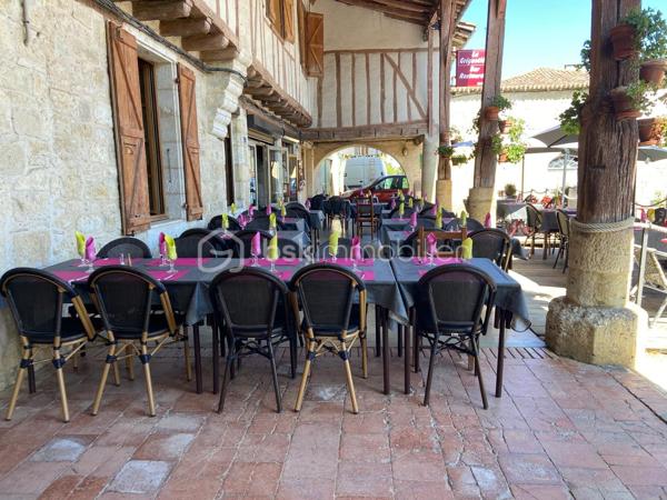 EN EXCLUSIVITÉ : Le restaurant La Grignotière, une institution locale avec une activité lucrative de bar et une licence IV. Idéalement situé dans le village historique de Monfort, très prisé des touristes et des habitués.

Un outil de travail clé en main pour un projet de vie : Cet établissement dispose d'une excellente réputation et est en pleine activité. Il est parfait pour une acquisition immédiate, sans nécessité de travaux, grâce à une cuisine professionnelle fonctionnelle.  Sa grande capacité d'accueil  de 50 à 70 couverts est un atout majeur, avec :

- Une terrasse sous les arcades pour les beaux jours
- Une grande salle intérieure, idéale pour les groupes et les événements privés

Le dynamisme du village, avec ses activités locales, son école primaire et ses commerces, représente un fort potentiel de développement du chiffre d'affaires, parfait pour un projet familial.

Détails de l'offre
Fonds de commerce : 60000 €
Loyer mensuel : 1 300 €, incluant le bar, le restaurant et un appartement T4 de 80m² situé au-dessus, idéal pour un logement de fonction.

En cas d'achat des murs (immeuble) le prix est fixé à 280000 €

Ce fonds de commerce est une véritable opportunité pour un projet de vie, offrant un outil de travail rentable et opérationnel dans un environnement touristique et familial.

Pour plus d'informations ou pour organiser une visite, contactez-moi.

Christophe Lamazère
06 22 82 69 70