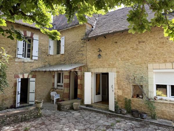 Maison ancienne - Saint-cyprien Ancien corps de ferme au cœur d’un petit hameau calme