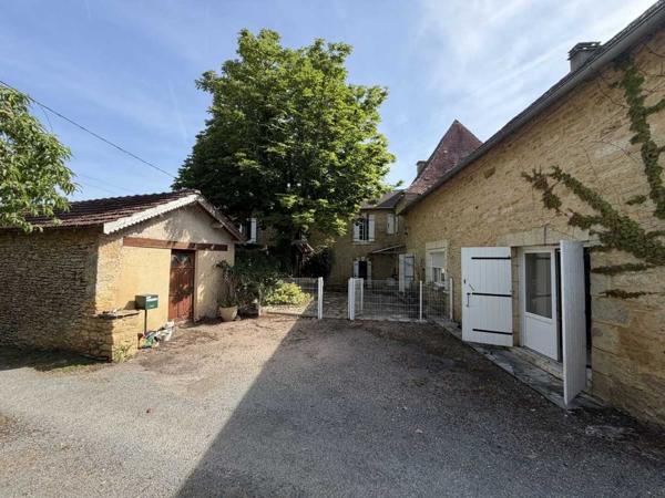 Maison ancienne - Saint-cyprien Ancien corps de ferme au cœur d’un petit hameau calme