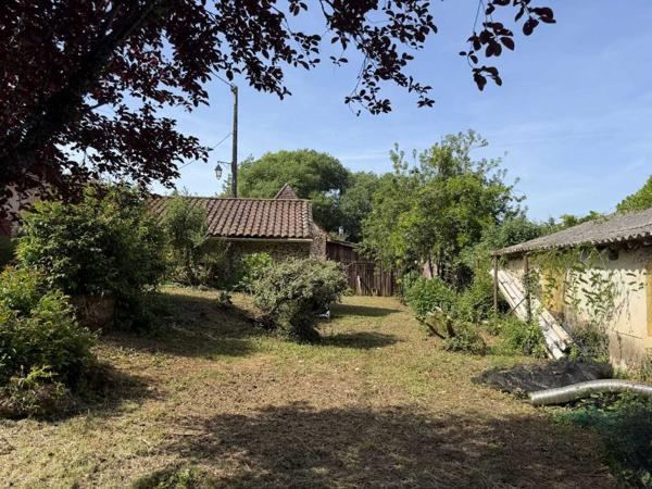 Maison ancienne - Saint-cyprien Ancien corps de ferme au cœur d’un petit hameau calme