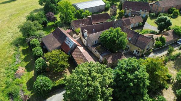 Maison ancienne - Saint-cyprien Ancien corps de ferme au cœur d’un petit hameau calme