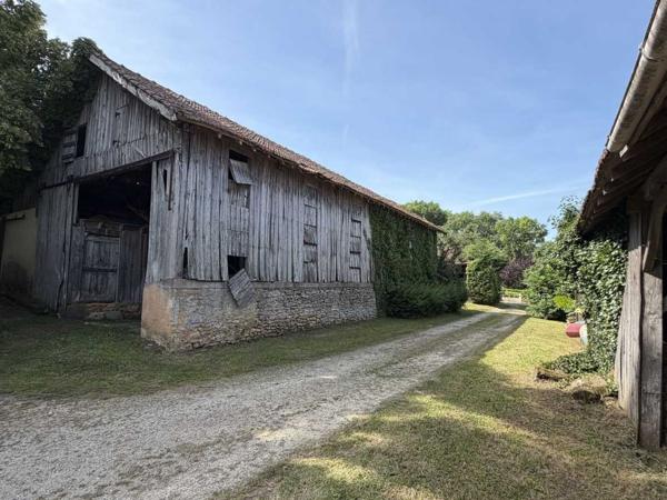 Maison ancienne - Saint-cyprien Ancien corps de ferme au cœur d’un petit hameau calme
