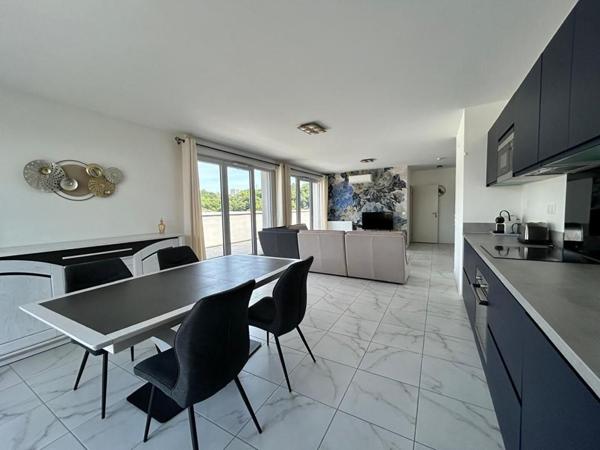 Appartement T3 de 97 m2 environ moderne vendu meublé au 6 eme et dernier étage avec une vue panoramique