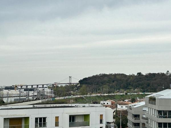 Appartement T3 de 97 m2 environ moderne vendu meublé au 6 eme et dernier étage avec une vue panoramique