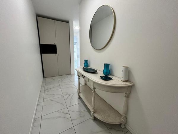 Appartement T3 de 97 m2 environ moderne vendu meublé au 6 eme et dernier étage avec une vue panoramique
