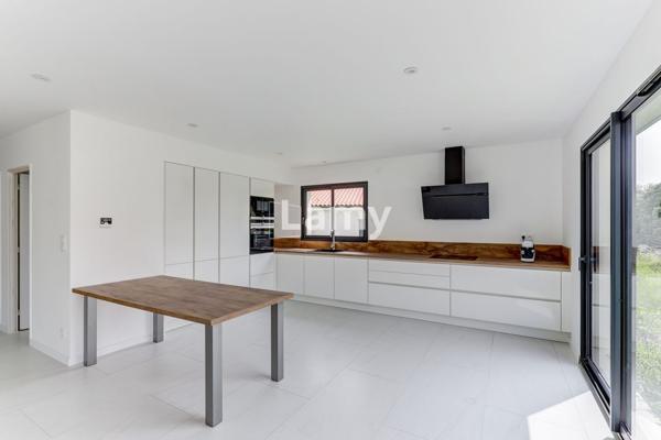 Maison neuve , jardin