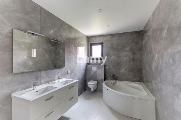 Maison neuve , jardin