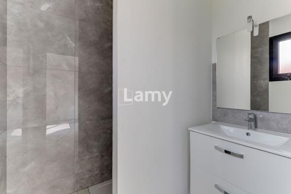 Maison neuve , jardin