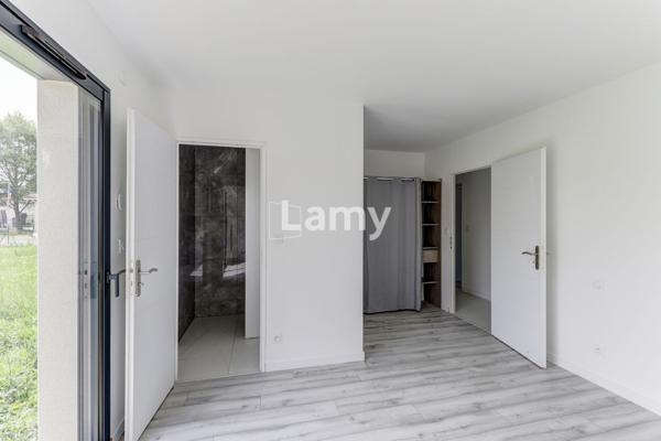 Maison neuve , jardin