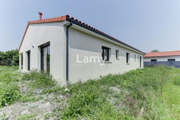 Maison neuve , jardin