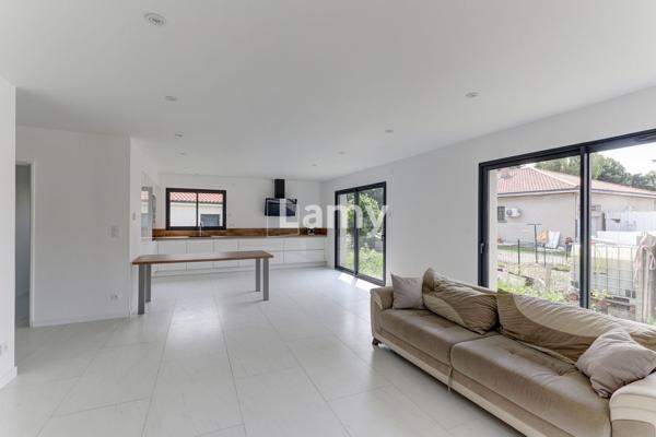 Maison neuve , jardin