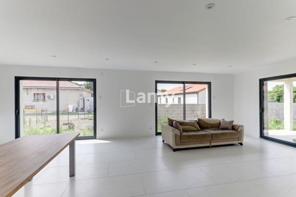 Maison neuve , jardin