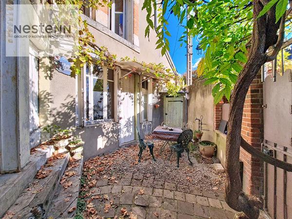 Unique à Orléans ! Place du Cloitre Saint Aignan, maison de charme avec cour