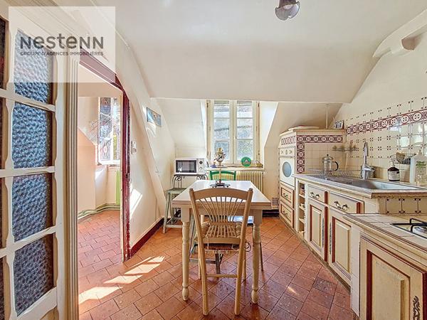 Unique à Orléans ! Place du Cloitre Saint Aignan, maison de charme avec cour