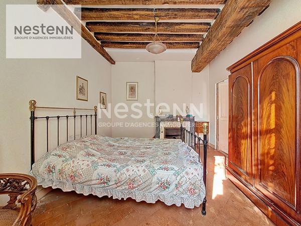 Unique à Orléans ! Place du Cloitre Saint Aignan, maison de charme avec cour