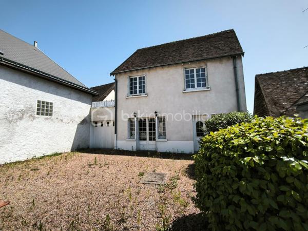 Vous cherchez une maison avec de beaux volumes à personnaliser selon vos envies, sans exploser votre budget ?

À seulement 10 minutes de Monnaie et à proximité immédiate des commerces, écoles et transports, découvrez cette maison de 116 m² habitables avec un terrain d'environ 340 m² environ, située dans une rue calme de Château-Renault.

- Au rez-de-chaussée : Cuisine, Salon-séjour lumineux, Buanderie, WC indépendant

- A l'étage : 3 grandes chambres de 12 à 15 m² dont une chambre avec placards et une chambre bénéficiant d'un accès direct à une terrasse privative de 24 m² environ, une grande salle d'eau de près de 7 m². 

Les plus qui font la différence :
- Garage 
- Grande grange de 80 m² 
- Beaux volumes des pièces
- Rue calme
- Toutes les commodités accessibles rapidement

Quelques travaux permettront de mettre cette maison à votre goût et d'en révéler tout le potentiel.

À ce prix, les opportunités sont rares. Contactez-moi pour organiser votre visite !
***********************************************