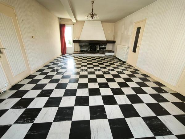 Vous cherchez une maison avec de beaux volumes à personnaliser selon vos envies, sans exploser votre budget ?

À seulement 10 minutes de Monnaie et à proximité immédiate des commerces, écoles et transports, découvrez cette maison de 116 m² habitables avec un terrain d'environ 340 m² environ, située dans une rue calme de Château-Renault.

- Au rez-de-chaussée : Cuisine, Salon-séjour lumineux, Buanderie, WC indépendant

- A l'étage : 3 grandes chambres de 12 à 15 m² dont une chambre avec placards et une chambre bénéficiant d'un accès direct à une terrasse privative de 24 m² environ, une grande salle d'eau de près de 7 m². 

Les plus qui font la différence :
- Garage 
- Grande grange de 80 m² 
- Beaux volumes des pièces
- Rue calme
- Toutes les commodités accessibles rapidement

Quelques travaux permettront de mettre cette maison à votre goût et d'en révéler tout le potentiel.

À ce prix, les opportunités sont rares. Contactez-moi pour organiser votre visite !
***********************************************