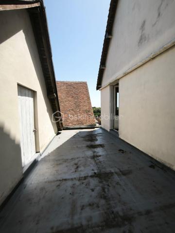 Vous cherchez une maison avec de beaux volumes à personnaliser selon vos envies, sans exploser votre budget ?

À seulement 10 minutes de Monnaie et à proximité immédiate des commerces, écoles et transports, découvrez cette maison de 116 m² habitables avec un terrain d'environ 340 m² environ, située dans une rue calme de Château-Renault.

- Au rez-de-chaussée : Cuisine, Salon-séjour lumineux, Buanderie, WC indépendant

- A l'étage : 3 grandes chambres de 12 à 15 m² dont une chambre avec placards et une chambre bénéficiant d'un accès direct à une terrasse privative de 24 m² environ, une grande salle d'eau de près de 7 m². 

Les plus qui font la différence :
- Garage 
- Grande grange de 80 m² 
- Beaux volumes des pièces
- Rue calme
- Toutes les commodités accessibles rapidement

Quelques travaux permettront de mettre cette maison à votre goût et d'en révéler tout le potentiel.

À ce prix, les opportunités sont rares. Contactez-moi pour organiser votre visite !
***********************************************